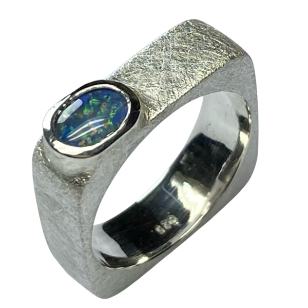 Eckiger Silberring mit ovalem Opal
